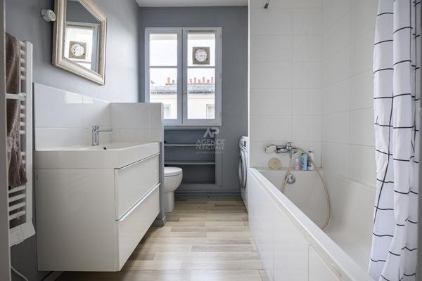 PARIS 18EME - MONTMARTRE - DERNIER ETAGE - ASCENSEUR €387 000 ** - Référence 6596-VC-EX