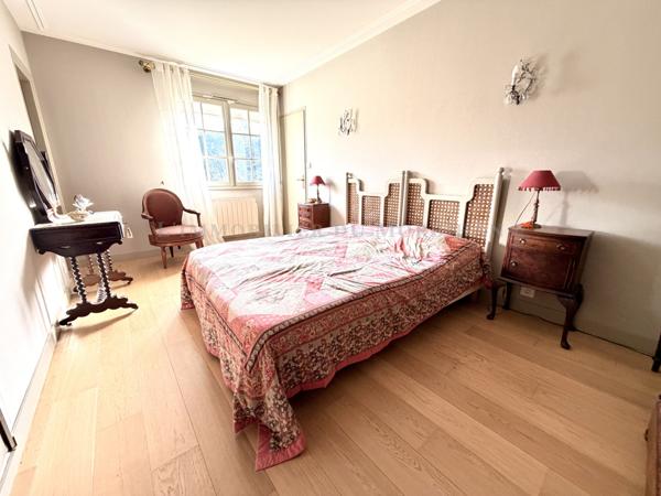 Sarzeau (56370) Entre plage et bourg, au calme d’une impasse.