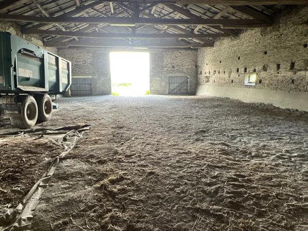 Exploitation agricole d'une superficie totale de 165 hectares avec des sources d'eau
