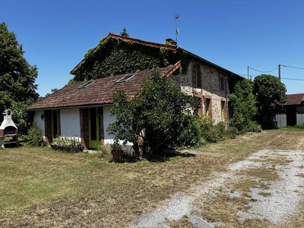 Exploitation agricole d'une superficie totale de 165 hectares avec des sources d'eau
