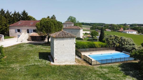 Superbe maison en pierre avec piscine à vendre à Montaigu-de-Quercy