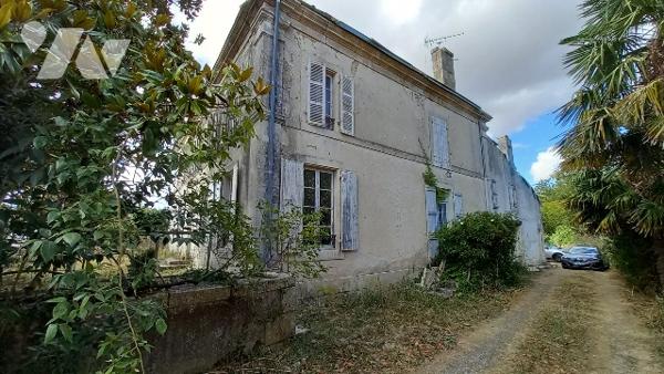 Maison de maître située dans le marais poitevin à restaurer.