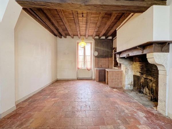 Maison en pierres aux volumes généreux