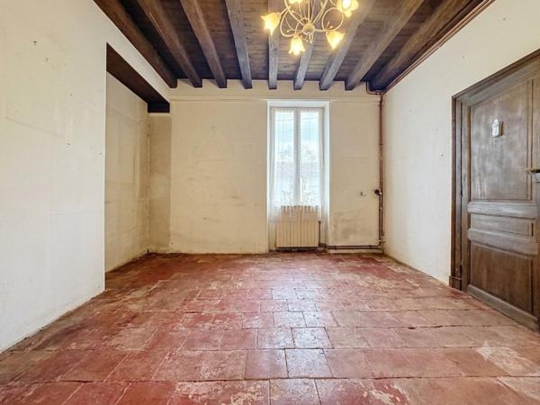 Maison en pierres aux volumes généreux