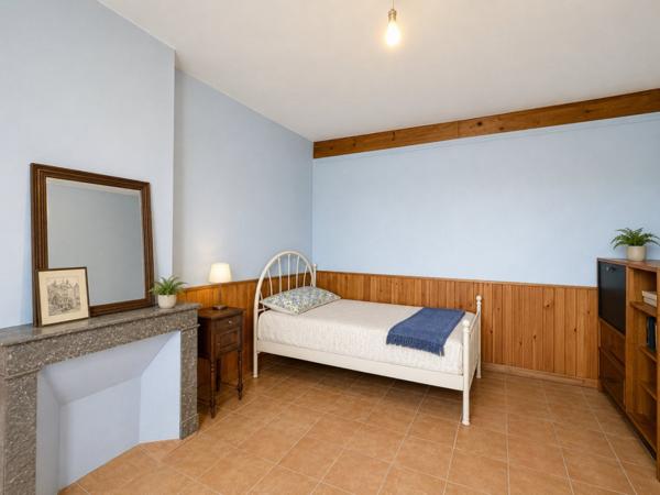 Maison en pierres aux volumes généreux