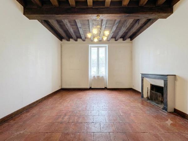 Maison en pierres aux volumes généreux