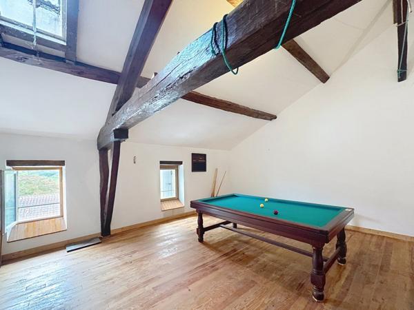 Maison en pierres aux volumes généreux