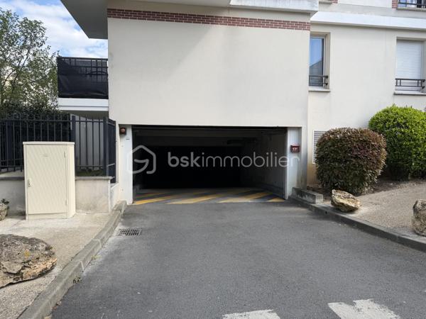 Découvrez ce parking sécurisé disponible à la vente, fini les galère de stationnement en rentrant du travail ! 

Ne laissez pas passer cette opportunité d’investissement, que ce soit pour votre usage personnel ou pour une mise en location. Contactez JULIEN KEVIN pour plus d'informations.