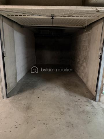 Découvrez ce parking sécurisé disponible à la vente, fini les galère de stationnement en rentrant du travail ! 

Ne laissez pas passer cette opportunité d’investissement, que ce soit pour votre usage personnel ou pour une mise en location. Contactez JULIEN KEVIN pour plus d'informations.