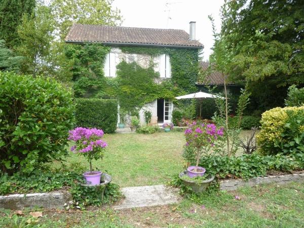 Charmante maison de village de 4 chambres avec grange et joli jardin à quelques pas de toutes les commodités