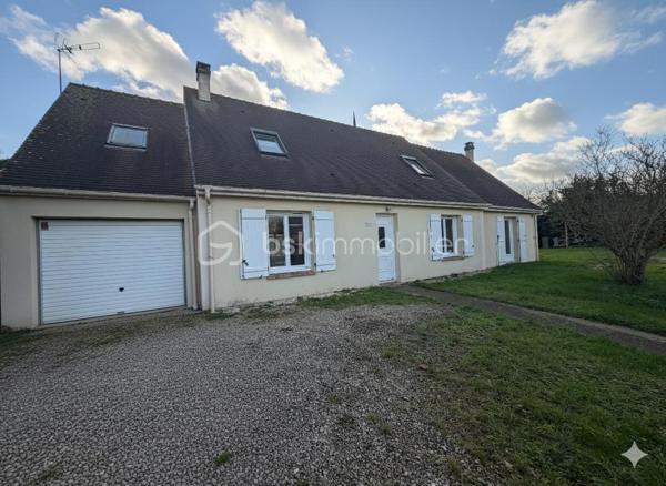 Découvrez cette charmante maison individuelle de 170 m², située à Pécy, offrant un cadre de vie idéal pour les familles en quête de calme et de beaux volumes. Établie sur une parcelle de plus de 1 000 m², elle propose un jardin généreux, parfait pour les loisirs en plein air et la détente.

Une distribution pensée pour l'intimité
L'agencement original de la maison permet à chaque membre de la famille de disposer de son propre espace :

Le Cœur de Vie : Un premier salon chaleureux avec cheminée, ouvert sur une cuisine équipée. Cet espace bénéficie d'un accès direct à une grande terrasse, idéale pour vos réceptions estivales.

Espaces de détente : Un second salon indépendant, équipé d'un poêle à bois, offre un coin cosy pour vos soirées d'hiver.

Côté Nuit : La maison dispose de 4 chambres réparties sur différents niveaux, dont deux à l'étage avec leur propre salle d'eau (et WC), ainsi qu'une pièce supplémentaire actuellement utilisée comme bureau.

Annexes et Praticité : Un garage fermé avec accès direct, complété par une zone de stockage (ancienne chambre) en mezzanine. Le terrain dispose de deux portails indépendants pour faciliter le stationnement de plusieurs véhicules.

Vie quotidienne et commodités
Située dans un environnement paisible, la maison bénéficie de la proximité des infrastructures essentielles :

Éducation : Les écoles (maternelle et primaire) sont accessibles rapidement, garantissant une logistique simplifiée pour les enfants. Le collège est accessible par bus.

Commerces et Services : Vous trouverez les commerces de proximité, boulangeries et services médicaux à seulement quelques minutes en voiture (notamment vers Nangis ou Rozay-en-Brie).

Transports : Un accès facilité aux axes routiers et aux gares environnantes pour rejoindre Paris ou les pôles d'activités de la région.

Ne manquez pas cette opportunité unique d'acquérir cette maison familialle.

Contactez-nous dès maintenant pour organiser une visite !