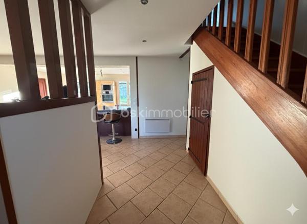 Découvrez cette charmante maison individuelle de 170 m², située à Pécy, offrant un cadre de vie idéal pour les familles en quête de calme et de beaux volumes. Établie sur une parcelle de plus de 1 000 m², elle propose un jardin généreux, parfait pour les loisirs en plein air et la détente.

Une distribution pensée pour l'intimité
L'agencement original de la maison permet à chaque membre de la famille de disposer de son propre espace :

Le Cœur de Vie : Un premier salon chaleureux avec cheminée, ouvert sur une cuisine équipée. Cet espace bénéficie d'un accès direct à une grande terrasse, idéale pour vos réceptions estivales.

Espaces de détente : Un second salon indépendant, équipé d'un poêle à bois, offre un coin cosy pour vos soirées d'hiver.

Côté Nuit : La maison dispose de 4 chambres réparties sur différents niveaux, dont deux à l'étage avec leur propre salle d'eau (et WC), ainsi qu'une pièce supplémentaire actuellement utilisée comme bureau.

Annexes et Praticité : Un garage fermé avec accès direct, complété par une zone de stockage (ancienne chambre) en mezzanine. Le terrain dispose de deux portails indépendants pour faciliter le stationnement de plusieurs véhicules.

Vie quotidienne et commodités
Située dans un environnement paisible, la maison bénéficie de la proximité des infrastructures essentielles :

Éducation : Les écoles (maternelle et primaire) sont accessibles rapidement, garantissant une logistique simplifiée pour les enfants. Le collège est accessible par bus.

Commerces et Services : Vous trouverez les commerces de proximité, boulangeries et services médicaux à seulement quelques minutes en voiture (notamment vers Nangis ou Rozay-en-Brie).

Transports : Un accès facilité aux axes routiers et aux gares environnantes pour rejoindre Paris ou les pôles d'activités de la région.

Ne manquez pas cette opportunité unique d'acquérir cette maison familialle.

Contactez-nous dès maintenant pour organiser une visite !