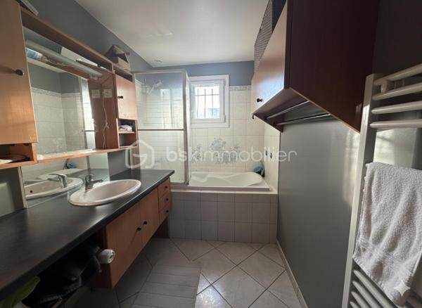Découvrez cette charmante maison individuelle de 170 m², située à Pécy, offrant un cadre de vie idéal pour les familles en quête de calme et de beaux volumes. Établie sur une parcelle de plus de 1 000 m², elle propose un jardin généreux, parfait pour les loisirs en plein air et la détente.

Une distribution pensée pour l'intimité
L'agencement original de la maison permet à chaque membre de la famille de disposer de son propre espace :

Le Cœur de Vie : Un premier salon chaleureux avec cheminée, ouvert sur une cuisine équipée. Cet espace bénéficie d'un accès direct à une grande terrasse, idéale pour vos réceptions estivales.

Espaces de détente : Un second salon indépendant, équipé d'un poêle à bois, offre un coin cosy pour vos soirées d'hiver.

Côté Nuit : La maison dispose de 4 chambres réparties sur différents niveaux, dont deux à l'étage avec leur propre salle d'eau (et WC), ainsi qu'une pièce supplémentaire actuellement utilisée comme bureau.

Annexes et Praticité : Un garage fermé avec accès direct, complété par une zone de stockage (ancienne chambre) en mezzanine. Le terrain dispose de deux portails indépendants pour faciliter le stationnement de plusieurs véhicules.

Vie quotidienne et commodités
Située dans un environnement paisible, la maison bénéficie de la proximité des infrastructures essentielles :

Éducation : Les écoles (maternelle et primaire) sont accessibles rapidement, garantissant une logistique simplifiée pour les enfants. Le collège est accessible par bus.

Commerces et Services : Vous trouverez les commerces de proximité, boulangeries et services médicaux à seulement quelques minutes en voiture (notamment vers Nangis ou Rozay-en-Brie).

Transports : Un accès facilité aux axes routiers et aux gares environnantes pour rejoindre Paris ou les pôles d'activités de la région.

Ne manquez pas cette opportunité unique d'acquérir cette maison familialle.

Contactez-nous dès maintenant pour organiser une visite !