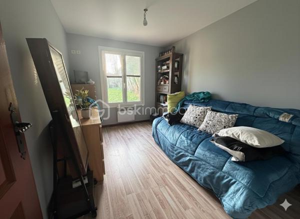 Découvrez cette charmante maison individuelle de 170 m², située à Pécy, offrant un cadre de vie idéal pour les familles en quête de calme et de beaux volumes. Établie sur une parcelle de plus de 1 000 m², elle propose un jardin généreux, parfait pour les loisirs en plein air et la détente.

Une distribution pensée pour l'intimité
L'agencement original de la maison permet à chaque membre de la famille de disposer de son propre espace :

Le Cœur de Vie : Un premier salon chaleureux avec cheminée, ouvert sur une cuisine équipée. Cet espace bénéficie d'un accès direct à une grande terrasse, idéale pour vos réceptions estivales.

Espaces de détente : Un second salon indépendant, équipé d'un poêle à bois, offre un coin cosy pour vos soirées d'hiver.

Côté Nuit : La maison dispose de 4 chambres réparties sur différents niveaux, dont deux à l'étage avec leur propre salle d'eau (et WC), ainsi qu'une pièce supplémentaire actuellement utilisée comme bureau.

Annexes et Praticité : Un garage fermé avec accès direct, complété par une zone de stockage (ancienne chambre) en mezzanine. Le terrain dispose de deux portails indépendants pour faciliter le stationnement de plusieurs véhicules.

Vie quotidienne et commodités
Située dans un environnement paisible, la maison bénéficie de la proximité des infrastructures essentielles :

Éducation : Les écoles (maternelle et primaire) sont accessibles rapidement, garantissant une logistique simplifiée pour les enfants. Le collège est accessible par bus.

Commerces et Services : Vous trouverez les commerces de proximité, boulangeries et services médicaux à seulement quelques minutes en voiture (notamment vers Nangis ou Rozay-en-Brie).

Transports : Un accès facilité aux axes routiers et aux gares environnantes pour rejoindre Paris ou les pôles d'activités de la région.

Ne manquez pas cette opportunité unique d'acquérir cette maison familialle.

Contactez-nous dès maintenant pour organiser une visite !