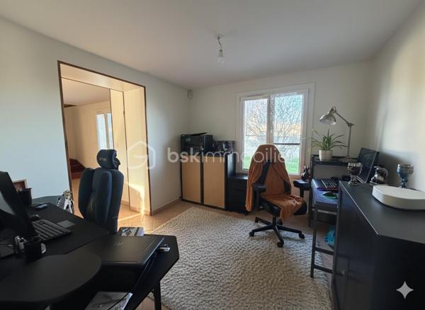 Découvrez cette charmante maison individuelle de 170 m², située à Pécy, offrant un cadre de vie idéal pour les familles en quête de calme et de beaux volumes. Établie sur une parcelle de plus de 1 000 m², elle propose un jardin généreux, parfait pour les loisirs en plein air et la détente.

Une distribution pensée pour l'intimité
L'agencement original de la maison permet à chaque membre de la famille de disposer de son propre espace :

Le Cœur de Vie : Un premier salon chaleureux avec cheminée, ouvert sur une cuisine équipée. Cet espace bénéficie d'un accès direct à une grande terrasse, idéale pour vos réceptions estivales.

Espaces de détente : Un second salon indépendant, équipé d'un poêle à bois, offre un coin cosy pour vos soirées d'hiver.

Côté Nuit : La maison dispose de 4 chambres réparties sur différents niveaux, dont deux à l'étage avec leur propre salle d'eau (et WC), ainsi qu'une pièce supplémentaire actuellement utilisée comme bureau.

Annexes et Praticité : Un garage fermé avec accès direct, complété par une zone de stockage (ancienne chambre) en mezzanine. Le terrain dispose de deux portails indépendants pour faciliter le stationnement de plusieurs véhicules.

Vie quotidienne et commodités
Située dans un environnement paisible, la maison bénéficie de la proximité des infrastructures essentielles :

Éducation : Les écoles (maternelle et primaire) sont accessibles rapidement, garantissant une logistique simplifiée pour les enfants. Le collège est accessible par bus.

Commerces et Services : Vous trouverez les commerces de proximité, boulangeries et services médicaux à seulement quelques minutes en voiture (notamment vers Nangis ou Rozay-en-Brie).

Transports : Un accès facilité aux axes routiers et aux gares environnantes pour rejoindre Paris ou les pôles d'activités de la région.

Ne manquez pas cette opportunité unique d'acquérir cette maison familialle.

Contactez-nous dès maintenant pour organiser une visite !