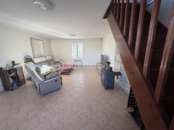 Découvrez cette charmante maison individuelle de 170 m², située à Pécy, offrant un cadre de vie idéal pour les familles en quête de calme et de beaux volumes. Établie sur une parcelle de plus de 1 000 m², elle propose un jardin généreux, parfait pour les loisirs en plein air et la détente.

Une distribution pensée pour l'intimité
L'agencement original de la maison permet à chaque membre de la famille de disposer de son propre espace :

Le Cœur de Vie : Un premier salon chaleureux avec cheminée, ouvert sur une cuisine équipée. Cet espace bénéficie d'un accès direct à une grande terrasse, idéale pour vos réceptions estivales.

Espaces de détente : Un second salon indépendant, équipé d'un poêle à bois, offre un coin cosy pour vos soirées d'hiver.

Côté Nuit : La maison dispose de 4 chambres réparties sur différents niveaux, dont deux à l'étage avec leur propre salle d'eau (et WC), ainsi qu'une pièce supplémentaire actuellement utilisée comme bureau.

Annexes et Praticité : Un garage fermé avec accès direct, complété par une zone de stockage (ancienne chambre) en mezzanine. Le terrain dispose de deux portails indépendants pour faciliter le stationnement de plusieurs véhicules.

Vie quotidienne et commodités
Située dans un environnement paisible, la maison bénéficie de la proximité des infrastructures essentielles :

Éducation : Les écoles (maternelle et primaire) sont accessibles rapidement, garantissant une logistique simplifiée pour les enfants. Le collège est accessible par bus.

Commerces et Services : Vous trouverez les commerces de proximité, boulangeries et services médicaux à seulement quelques minutes en voiture (notamment vers Nangis ou Rozay-en-Brie).

Transports : Un accès facilité aux axes routiers et aux gares environnantes pour rejoindre Paris ou les pôles d'activités de la région.

Ne manquez pas cette opportunité unique d'acquérir cette maison familialle.

Contactez-nous dès maintenant pour organiser une visite !