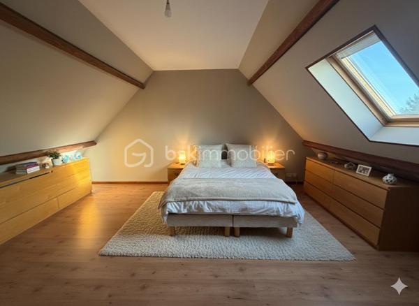 Découvrez cette charmante maison individuelle de 170 m², située à Pécy, offrant un cadre de vie idéal pour les familles en quête de calme et de beaux volumes. Établie sur une parcelle de plus de 1 000 m², elle propose un jardin généreux, parfait pour les loisirs en plein air et la détente.

Une distribution pensée pour l'intimité
L'agencement original de la maison permet à chaque membre de la famille de disposer de son propre espace :

Le Cœur de Vie : Un premier salon chaleureux avec cheminée, ouvert sur une cuisine équipée. Cet espace bénéficie d'un accès direct à une grande terrasse, idéale pour vos réceptions estivales.

Espaces de détente : Un second salon indépendant, équipé d'un poêle à bois, offre un coin cosy pour vos soirées d'hiver.

Côté Nuit : La maison dispose de 4 chambres réparties sur différents niveaux, dont deux à l'étage avec leur propre salle d'eau (et WC), ainsi qu'une pièce supplémentaire actuellement utilisée comme bureau.

Annexes et Praticité : Un garage fermé avec accès direct, complété par une zone de stockage (ancienne chambre) en mezzanine. Le terrain dispose de deux portails indépendants pour faciliter le stationnement de plusieurs véhicules.

Vie quotidienne et commodités
Située dans un environnement paisible, la maison bénéficie de la proximité des infrastructures essentielles :

Éducation : Les écoles (maternelle et primaire) sont accessibles rapidement, garantissant une logistique simplifiée pour les enfants. Le collège est accessible par bus.

Commerces et Services : Vous trouverez les commerces de proximité, boulangeries et services médicaux à seulement quelques minutes en voiture (notamment vers Nangis ou Rozay-en-Brie).

Transports : Un accès facilité aux axes routiers et aux gares environnantes pour rejoindre Paris ou les pôles d'activités de la région.

Ne manquez pas cette opportunité unique d'acquérir cette maison familialle.

Contactez-nous dès maintenant pour organiser une visite !