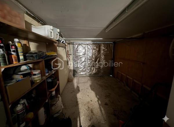 Découvrez cette charmante maison individuelle de 170 m², située à Pécy, offrant un cadre de vie idéal pour les familles en quête de calme et de beaux volumes. Établie sur une parcelle de plus de 1 000 m², elle propose un jardin généreux, parfait pour les loisirs en plein air et la détente.

Une distribution pensée pour l'intimité
L'agencement original de la maison permet à chaque membre de la famille de disposer de son propre espace :

Le Cœur de Vie : Un premier salon chaleureux avec cheminée, ouvert sur une cuisine équipée. Cet espace bénéficie d'un accès direct à une grande terrasse, idéale pour vos réceptions estivales.

Espaces de détente : Un second salon indépendant, équipé d'un poêle à bois, offre un coin cosy pour vos soirées d'hiver.

Côté Nuit : La maison dispose de 4 chambres réparties sur différents niveaux, dont deux à l'étage avec leur propre salle d'eau (et WC), ainsi qu'une pièce supplémentaire actuellement utilisée comme bureau.

Annexes et Praticité : Un garage fermé avec accès direct, complété par une zone de stockage (ancienne chambre) en mezzanine. Le terrain dispose de deux portails indépendants pour faciliter le stationnement de plusieurs véhicules.

Vie quotidienne et commodités
Située dans un environnement paisible, la maison bénéficie de la proximité des infrastructures essentielles :

Éducation : Les écoles (maternelle et primaire) sont accessibles rapidement, garantissant une logistique simplifiée pour les enfants. Le collège est accessible par bus.

Commerces et Services : Vous trouverez les commerces de proximité, boulangeries et services médicaux à seulement quelques minutes en voiture (notamment vers Nangis ou Rozay-en-Brie).

Transports : Un accès facilité aux axes routiers et aux gares environnantes pour rejoindre Paris ou les pôles d'activités de la région.

Ne manquez pas cette opportunité unique d'acquérir cette maison familialle.

Contactez-nous dès maintenant pour organiser une visite !