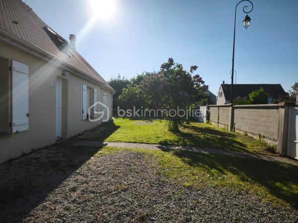 Découvrez cette charmante maison individuelle de 170 m², située à Pécy, offrant un cadre de vie idéal pour les familles en quête de calme et de beaux volumes. Établie sur une parcelle de plus de 1 000 m², elle propose un jardin généreux, parfait pour les loisirs en plein air et la détente.

Une distribution pensée pour l'intimité
L'agencement original de la maison permet à chaque membre de la famille de disposer de son propre espace :

Le Cœur de Vie : Un premier salon chaleureux avec cheminée, ouvert sur une cuisine équipée. Cet espace bénéficie d'un accès direct à une grande terrasse, idéale pour vos réceptions estivales.

Espaces de détente : Un second salon indépendant, équipé d'un poêle à bois, offre un coin cosy pour vos soirées d'hiver.

Côté Nuit : La maison dispose de 4 chambres réparties sur différents niveaux, dont deux à l'étage avec leur propre salle d'eau (et WC), ainsi qu'une pièce supplémentaire actuellement utilisée comme bureau.

Annexes et Praticité : Un garage fermé avec accès direct, complété par une zone de stockage (ancienne chambre) en mezzanine. Le terrain dispose de deux portails indépendants pour faciliter le stationnement de plusieurs véhicules.

Vie quotidienne et commodités
Située dans un environnement paisible, la maison bénéficie de la proximité des infrastructures essentielles :

Éducation : Les écoles (maternelle et primaire) sont accessibles rapidement, garantissant une logistique simplifiée pour les enfants. Le collège est accessible par bus.

Commerces et Services : Vous trouverez les commerces de proximité, boulangeries et services médicaux à seulement quelques minutes en voiture (notamment vers Nangis ou Rozay-en-Brie).

Transports : Un accès facilité aux axes routiers et aux gares environnantes pour rejoindre Paris ou les pôles d'activités de la région.

Ne manquez pas cette opportunité unique d'acquérir cette maison familialle.

Contactez-nous dès maintenant pour organiser une visite !