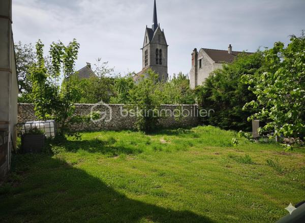 Découvrez cette charmante maison individuelle de 170 m², située à Pécy, offrant un cadre de vie idéal pour les familles en quête de calme et de beaux volumes. Établie sur une parcelle de plus de 1 000 m², elle propose un jardin généreux, parfait pour les loisirs en plein air et la détente.

Une distribution pensée pour l'intimité
L'agencement original de la maison permet à chaque membre de la famille de disposer de son propre espace :

Le Cœur de Vie : Un premier salon chaleureux avec cheminée, ouvert sur une cuisine équipée. Cet espace bénéficie d'un accès direct à une grande terrasse, idéale pour vos réceptions estivales.

Espaces de détente : Un second salon indépendant, équipé d'un poêle à bois, offre un coin cosy pour vos soirées d'hiver.

Côté Nuit : La maison dispose de 4 chambres réparties sur différents niveaux, dont deux à l'étage avec leur propre salle d'eau (et WC), ainsi qu'une pièce supplémentaire actuellement utilisée comme bureau.

Annexes et Praticité : Un garage fermé avec accès direct, complété par une zone de stockage (ancienne chambre) en mezzanine. Le terrain dispose de deux portails indépendants pour faciliter le stationnement de plusieurs véhicules.

Vie quotidienne et commodités
Située dans un environnement paisible, la maison bénéficie de la proximité des infrastructures essentielles :

Éducation : Les écoles (maternelle et primaire) sont accessibles rapidement, garantissant une logistique simplifiée pour les enfants. Le collège est accessible par bus.

Commerces et Services : Vous trouverez les commerces de proximité, boulangeries et services médicaux à seulement quelques minutes en voiture (notamment vers Nangis ou Rozay-en-Brie).

Transports : Un accès facilité aux axes routiers et aux gares environnantes pour rejoindre Paris ou les pôles d'activités de la région.

Ne manquez pas cette opportunité unique d'acquérir cette maison familialle.

Contactez-nous dès maintenant pour organiser une visite !