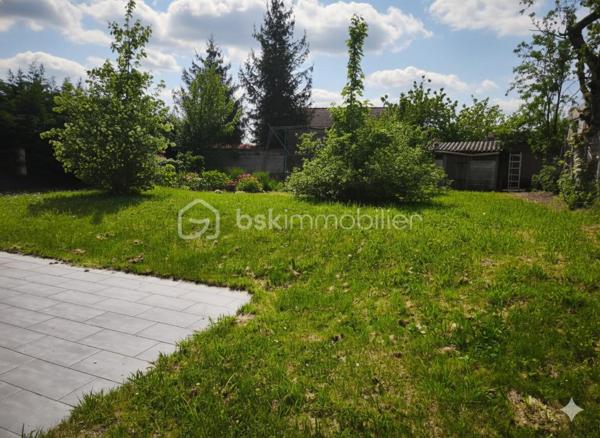 Découvrez cette charmante maison individuelle de 170 m², située à Pécy, offrant un cadre de vie idéal pour les familles en quête de calme et de beaux volumes. Établie sur une parcelle de plus de 1 000 m², elle propose un jardin généreux, parfait pour les loisirs en plein air et la détente.

Une distribution pensée pour l'intimité
L'agencement original de la maison permet à chaque membre de la famille de disposer de son propre espace :

Le Cœur de Vie : Un premier salon chaleureux avec cheminée, ouvert sur une cuisine équipée. Cet espace bénéficie d'un accès direct à une grande terrasse, idéale pour vos réceptions estivales.

Espaces de détente : Un second salon indépendant, équipé d'un poêle à bois, offre un coin cosy pour vos soirées d'hiver.

Côté Nuit : La maison dispose de 4 chambres réparties sur différents niveaux, dont deux à l'étage avec leur propre salle d'eau (et WC), ainsi qu'une pièce supplémentaire actuellement utilisée comme bureau.

Annexes et Praticité : Un garage fermé avec accès direct, complété par une zone de stockage (ancienne chambre) en mezzanine. Le terrain dispose de deux portails indépendants pour faciliter le stationnement de plusieurs véhicules.

Vie quotidienne et commodités
Située dans un environnement paisible, la maison bénéficie de la proximité des infrastructures essentielles :

Éducation : Les écoles (maternelle et primaire) sont accessibles rapidement, garantissant une logistique simplifiée pour les enfants. Le collège est accessible par bus.

Commerces et Services : Vous trouverez les commerces de proximité, boulangeries et services médicaux à seulement quelques minutes en voiture (notamment vers Nangis ou Rozay-en-Brie).

Transports : Un accès facilité aux axes routiers et aux gares environnantes pour rejoindre Paris ou les pôles d'activités de la région.

Ne manquez pas cette opportunité unique d'acquérir cette maison familialle.

Contactez-nous dès maintenant pour organiser une visite !