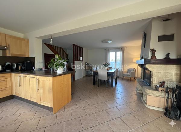 Découvrez cette charmante maison individuelle de 170 m², située à Pécy, offrant un cadre de vie idéal pour les familles en quête de calme et de beaux volumes. Établie sur une parcelle de plus de 1 000 m², elle propose un jardin généreux, parfait pour les loisirs en plein air et la détente.

Une distribution pensée pour l'intimité
L'agencement original de la maison permet à chaque membre de la famille de disposer de son propre espace :

Le Cœur de Vie : Un premier salon chaleureux avec cheminée, ouvert sur une cuisine équipée. Cet espace bénéficie d'un accès direct à une grande terrasse, idéale pour vos réceptions estivales.

Espaces de détente : Un second salon indépendant, équipé d'un poêle à bois, offre un coin cosy pour vos soirées d'hiver.

Côté Nuit : La maison dispose de 4 chambres réparties sur différents niveaux, dont deux à l'étage avec leur propre salle d'eau (et WC), ainsi qu'une pièce supplémentaire actuellement utilisée comme bureau.

Annexes et Praticité : Un garage fermé avec accès direct, complété par une zone de stockage (ancienne chambre) en mezzanine. Le terrain dispose de deux portails indépendants pour faciliter le stationnement de plusieurs véhicules.

Vie quotidienne et commodités
Située dans un environnement paisible, la maison bénéficie de la proximité des infrastructures essentielles :

Éducation : Les écoles (maternelle et primaire) sont accessibles rapidement, garantissant une logistique simplifiée pour les enfants. Le collège est accessible par bus.

Commerces et Services : Vous trouverez les commerces de proximité, boulangeries et services médicaux à seulement quelques minutes en voiture (notamment vers Nangis ou Rozay-en-Brie).

Transports : Un accès facilité aux axes routiers et aux gares environnantes pour rejoindre Paris ou les pôles d'activités de la région.

Ne manquez pas cette opportunité unique d'acquérir cette maison familialle.

Contactez-nous dès maintenant pour organiser une visite !