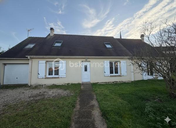 Découvrez cette charmante maison individuelle de 170 m², située à Pécy, offrant un cadre de vie idéal pour les familles en quête de calme et de beaux volumes. Établie sur une parcelle de plus de 1 000 m², elle propose un jardin généreux, parfait pour les loisirs en plein air et la détente.

Une distribution pensée pour l'intimité
L'agencement original de la maison permet à chaque membre de la famille de disposer de son propre espace :

Le Cœur de Vie : Un premier salon chaleureux avec cheminée, ouvert sur une cuisine équipée. Cet espace bénéficie d'un accès direct à une grande terrasse, idéale pour vos réceptions estivales.

Espaces de détente : Un second salon indépendant, équipé d'un poêle à bois, offre un coin cosy pour vos soirées d'hiver.

Côté Nuit : La maison dispose de 4 chambres réparties sur différents niveaux, dont deux à l'étage avec leur propre salle d'eau (et WC), ainsi qu'une pièce supplémentaire actuellement utilisée comme bureau.

Annexes et Praticité : Un garage fermé avec accès direct, complété par une zone de stockage (ancienne chambre) en mezzanine. Le terrain dispose de deux portails indépendants pour faciliter le stationnement de plusieurs véhicules.

Vie quotidienne et commodités
Située dans un environnement paisible, la maison bénéficie de la proximité des infrastructures essentielles :

Éducation : Les écoles (maternelle et primaire) sont accessibles rapidement, garantissant une logistique simplifiée pour les enfants. Le collège est accessible par bus.

Commerces et Services : Vous trouverez les commerces de proximité, boulangeries et services médicaux à seulement quelques minutes en voiture (notamment vers Nangis ou Rozay-en-Brie).

Transports : Un accès facilité aux axes routiers et aux gares environnantes pour rejoindre Paris ou les pôles d'activités de la région.

Ne manquez pas cette opportunité unique d'acquérir cette maison familialle.

Contactez-nous dès maintenant pour organiser une visite !