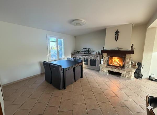 Découvrez cette charmante maison individuelle de 170 m², située à Pécy, offrant un cadre de vie idéal pour les familles en quête de calme et de beaux volumes. Établie sur une parcelle de plus de 1 000 m², elle propose un jardin généreux, parfait pour les loisirs en plein air et la détente.

Une distribution pensée pour l'intimité
L'agencement original de la maison permet à chaque membre de la famille de disposer de son propre espace :

Le Cœur de Vie : Un premier salon chaleureux avec cheminée, ouvert sur une cuisine équipée. Cet espace bénéficie d'un accès direct à une grande terrasse, idéale pour vos réceptions estivales.

Espaces de détente : Un second salon indépendant, équipé d'un poêle à bois, offre un coin cosy pour vos soirées d'hiver.

Côté Nuit : La maison dispose de 4 chambres réparties sur différents niveaux, dont deux à l'étage avec leur propre salle d'eau (et WC), ainsi qu'une pièce supplémentaire actuellement utilisée comme bureau.

Annexes et Praticité : Un garage fermé avec accès direct, complété par une zone de stockage (ancienne chambre) en mezzanine. Le terrain dispose de deux portails indépendants pour faciliter le stationnement de plusieurs véhicules.

Vie quotidienne et commodités
Située dans un environnement paisible, la maison bénéficie de la proximité des infrastructures essentielles :

Éducation : Les écoles (maternelle et primaire) sont accessibles rapidement, garantissant une logistique simplifiée pour les enfants. Le collège est accessible par bus.

Commerces et Services : Vous trouverez les commerces de proximité, boulangeries et services médicaux à seulement quelques minutes en voiture (notamment vers Nangis ou Rozay-en-Brie).

Transports : Un accès facilité aux axes routiers et aux gares environnantes pour rejoindre Paris ou les pôles d'activités de la région.

Ne manquez pas cette opportunité unique d'acquérir cette maison familialle.

Contactez-nous dès maintenant pour organiser une visite !