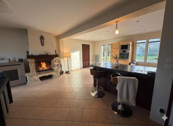 Découvrez cette charmante maison individuelle de 170 m², située à Pécy, offrant un cadre de vie idéal pour les familles en quête de calme et de beaux volumes. Établie sur une parcelle de plus de 1 000 m², elle propose un jardin généreux, parfait pour les loisirs en plein air et la détente.

Une distribution pensée pour l'intimité
L'agencement original de la maison permet à chaque membre de la famille de disposer de son propre espace :

Le Cœur de Vie : Un premier salon chaleureux avec cheminée, ouvert sur une cuisine équipée. Cet espace bénéficie d'un accès direct à une grande terrasse, idéale pour vos réceptions estivales.

Espaces de détente : Un second salon indépendant, équipé d'un poêle à bois, offre un coin cosy pour vos soirées d'hiver.

Côté Nuit : La maison dispose de 4 chambres réparties sur différents niveaux, dont deux à l'étage avec leur propre salle d'eau (et WC), ainsi qu'une pièce supplémentaire actuellement utilisée comme bureau.

Annexes et Praticité : Un garage fermé avec accès direct, complété par une zone de stockage (ancienne chambre) en mezzanine. Le terrain dispose de deux portails indépendants pour faciliter le stationnement de plusieurs véhicules.

Vie quotidienne et commodités
Située dans un environnement paisible, la maison bénéficie de la proximité des infrastructures essentielles :

Éducation : Les écoles (maternelle et primaire) sont accessibles rapidement, garantissant une logistique simplifiée pour les enfants. Le collège est accessible par bus.

Commerces et Services : Vous trouverez les commerces de proximité, boulangeries et services médicaux à seulement quelques minutes en voiture (notamment vers Nangis ou Rozay-en-Brie).

Transports : Un accès facilité aux axes routiers et aux gares environnantes pour rejoindre Paris ou les pôles d'activités de la région.

Ne manquez pas cette opportunité unique d'acquérir cette maison familialle.

Contactez-nous dès maintenant pour organiser une visite !