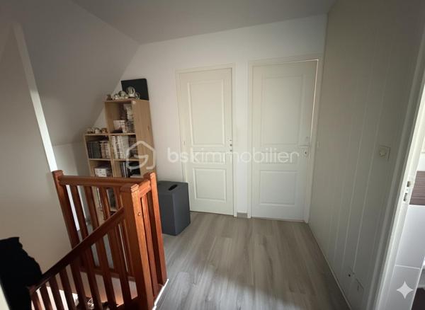 Découvrez cette charmante maison individuelle de 170 m², située à Pécy, offrant un cadre de vie idéal pour les familles en quête de calme et de beaux volumes. Établie sur une parcelle de plus de 1 000 m², elle propose un jardin généreux, parfait pour les loisirs en plein air et la détente.

Une distribution pensée pour l'intimité
L'agencement original de la maison permet à chaque membre de la famille de disposer de son propre espace :

Le Cœur de Vie : Un premier salon chaleureux avec cheminée, ouvert sur une cuisine équipée. Cet espace bénéficie d'un accès direct à une grande terrasse, idéale pour vos réceptions estivales.

Espaces de détente : Un second salon indépendant, équipé d'un poêle à bois, offre un coin cosy pour vos soirées d'hiver.

Côté Nuit : La maison dispose de 4 chambres réparties sur différents niveaux, dont deux à l'étage avec leur propre salle d'eau (et WC), ainsi qu'une pièce supplémentaire actuellement utilisée comme bureau.

Annexes et Praticité : Un garage fermé avec accès direct, complété par une zone de stockage (ancienne chambre) en mezzanine. Le terrain dispose de deux portails indépendants pour faciliter le stationnement de plusieurs véhicules.

Vie quotidienne et commodités
Située dans un environnement paisible, la maison bénéficie de la proximité des infrastructures essentielles :

Éducation : Les écoles (maternelle et primaire) sont accessibles rapidement, garantissant une logistique simplifiée pour les enfants. Le collège est accessible par bus.

Commerces et Services : Vous trouverez les commerces de proximité, boulangeries et services médicaux à seulement quelques minutes en voiture (notamment vers Nangis ou Rozay-en-Brie).

Transports : Un accès facilité aux axes routiers et aux gares environnantes pour rejoindre Paris ou les pôles d'activités de la région.

Ne manquez pas cette opportunité unique d'acquérir cette maison familialle.

Contactez-nous dès maintenant pour organiser une visite !