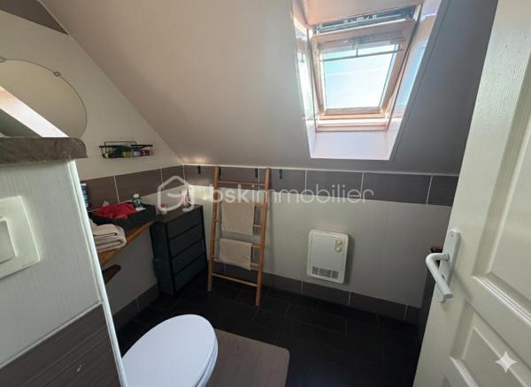 Découvrez cette charmante maison individuelle de 170 m², située à Pécy, offrant un cadre de vie idéal pour les familles en quête de calme et de beaux volumes. Établie sur une parcelle de plus de 1 000 m², elle propose un jardin généreux, parfait pour les loisirs en plein air et la détente.

Une distribution pensée pour l'intimité
L'agencement original de la maison permet à chaque membre de la famille de disposer de son propre espace :

Le Cœur de Vie : Un premier salon chaleureux avec cheminée, ouvert sur une cuisine équipée. Cet espace bénéficie d'un accès direct à une grande terrasse, idéale pour vos réceptions estivales.

Espaces de détente : Un second salon indépendant, équipé d'un poêle à bois, offre un coin cosy pour vos soirées d'hiver.

Côté Nuit : La maison dispose de 4 chambres réparties sur différents niveaux, dont deux à l'étage avec leur propre salle d'eau (et WC), ainsi qu'une pièce supplémentaire actuellement utilisée comme bureau.

Annexes et Praticité : Un garage fermé avec accès direct, complété par une zone de stockage (ancienne chambre) en mezzanine. Le terrain dispose de deux portails indépendants pour faciliter le stationnement de plusieurs véhicules.

Vie quotidienne et commodités
Située dans un environnement paisible, la maison bénéficie de la proximité des infrastructures essentielles :

Éducation : Les écoles (maternelle et primaire) sont accessibles rapidement, garantissant une logistique simplifiée pour les enfants. Le collège est accessible par bus.

Commerces et Services : Vous trouverez les commerces de proximité, boulangeries et services médicaux à seulement quelques minutes en voiture (notamment vers Nangis ou Rozay-en-Brie).

Transports : Un accès facilité aux axes routiers et aux gares environnantes pour rejoindre Paris ou les pôles d'activités de la région.

Ne manquez pas cette opportunité unique d'acquérir cette maison familialle.

Contactez-nous dès maintenant pour organiser une visite !