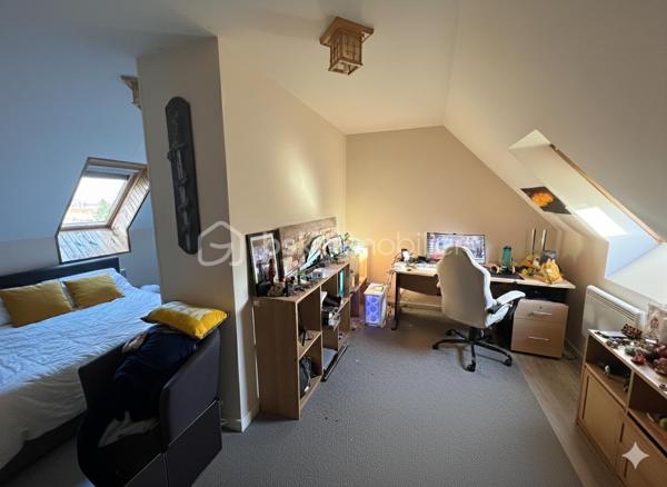 Découvrez cette charmante maison individuelle de 170 m², située à Pécy, offrant un cadre de vie idéal pour les familles en quête de calme et de beaux volumes. Établie sur une parcelle de plus de 1 000 m², elle propose un jardin généreux, parfait pour les loisirs en plein air et la détente.

Une distribution pensée pour l'intimité
L'agencement original de la maison permet à chaque membre de la famille de disposer de son propre espace :

Le Cœur de Vie : Un premier salon chaleureux avec cheminée, ouvert sur une cuisine équipée. Cet espace bénéficie d'un accès direct à une grande terrasse, idéale pour vos réceptions estivales.

Espaces de détente : Un second salon indépendant, équipé d'un poêle à bois, offre un coin cosy pour vos soirées d'hiver.

Côté Nuit : La maison dispose de 4 chambres réparties sur différents niveaux, dont deux à l'étage avec leur propre salle d'eau (et WC), ainsi qu'une pièce supplémentaire actuellement utilisée comme bureau.

Annexes et Praticité : Un garage fermé avec accès direct, complété par une zone de stockage (ancienne chambre) en mezzanine. Le terrain dispose de deux portails indépendants pour faciliter le stationnement de plusieurs véhicules.

Vie quotidienne et commodités
Située dans un environnement paisible, la maison bénéficie de la proximité des infrastructures essentielles :

Éducation : Les écoles (maternelle et primaire) sont accessibles rapidement, garantissant une logistique simplifiée pour les enfants. Le collège est accessible par bus.

Commerces et Services : Vous trouverez les commerces de proximité, boulangeries et services médicaux à seulement quelques minutes en voiture (notamment vers Nangis ou Rozay-en-Brie).

Transports : Un accès facilité aux axes routiers et aux gares environnantes pour rejoindre Paris ou les pôles d'activités de la région.

Ne manquez pas cette opportunité unique d'acquérir cette maison familialle.

Contactez-nous dès maintenant pour organiser une visite !