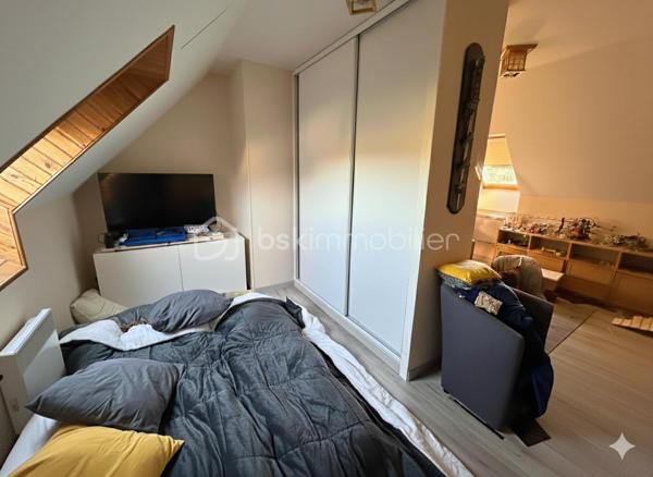 Découvrez cette charmante maison individuelle de 170 m², située à Pécy, offrant un cadre de vie idéal pour les familles en quête de calme et de beaux volumes. Établie sur une parcelle de plus de 1 000 m², elle propose un jardin généreux, parfait pour les loisirs en plein air et la détente.

Une distribution pensée pour l'intimité
L'agencement original de la maison permet à chaque membre de la famille de disposer de son propre espace :

Le Cœur de Vie : Un premier salon chaleureux avec cheminée, ouvert sur une cuisine équipée. Cet espace bénéficie d'un accès direct à une grande terrasse, idéale pour vos réceptions estivales.

Espaces de détente : Un second salon indépendant, équipé d'un poêle à bois, offre un coin cosy pour vos soirées d'hiver.

Côté Nuit : La maison dispose de 4 chambres réparties sur différents niveaux, dont deux à l'étage avec leur propre salle d'eau (et WC), ainsi qu'une pièce supplémentaire actuellement utilisée comme bureau.

Annexes et Praticité : Un garage fermé avec accès direct, complété par une zone de stockage (ancienne chambre) en mezzanine. Le terrain dispose de deux portails indépendants pour faciliter le stationnement de plusieurs véhicules.

Vie quotidienne et commodités
Située dans un environnement paisible, la maison bénéficie de la proximité des infrastructures essentielles :

Éducation : Les écoles (maternelle et primaire) sont accessibles rapidement, garantissant une logistique simplifiée pour les enfants. Le collège est accessible par bus.

Commerces et Services : Vous trouverez les commerces de proximité, boulangeries et services médicaux à seulement quelques minutes en voiture (notamment vers Nangis ou Rozay-en-Brie).

Transports : Un accès facilité aux axes routiers et aux gares environnantes pour rejoindre Paris ou les pôles d'activités de la région.

Ne manquez pas cette opportunité unique d'acquérir cette maison familialle.

Contactez-nous dès maintenant pour organiser une visite !
