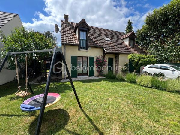 NOUVEAU EN EXCLUSIVITE ! Sur la commune de Pontault-Combault dans un secteur pavillonnaire très calme, venez découvrir cette belle maison familiale de 122m2.
Ecole maternelle/primaire PABLO PICASSO et collège CONDORCET accessibles à pied. Centre-ville accessible à pied en 10min (Boulangerie, gare, pharmacie, Grand frais, Carrefour market…) 

Au rez-de-chaussée : une entrée avec placard, une pièce de vie lumineuse de 39m2 avec accès terrasse et jardin, une cuisine aménagée et équipée, un wc séparé, une chambre de 10m2 (avec salle d’eau privative), une buanderie et un garage de 8,3m2.
A l’étage : un vaste palier avec placards de rangements, une salle d’eau moderne avec wc ainsi que 3 belles chambres (10,8/11,2/16m2).

Les plus : Terrain de 450m2 entièrement clôturé, terrasse de 20m2 côté jardin exposé OUEST, abris de jardin, 2 récupérateurs d’eau sur le côté de la maison avec espace de stockage supplémentaire et 1 place de stationnement entre le portail et le garage.
Fibre, tout à l’égout, fenêtres en double vitrage bois, volets roulants à l’étage, DPE en D !
IDEAL POUR UNE FAMILLE ! SECTEUR TRES AGREABLE ! NE TARDEZ PAS A VENIR VISITER..