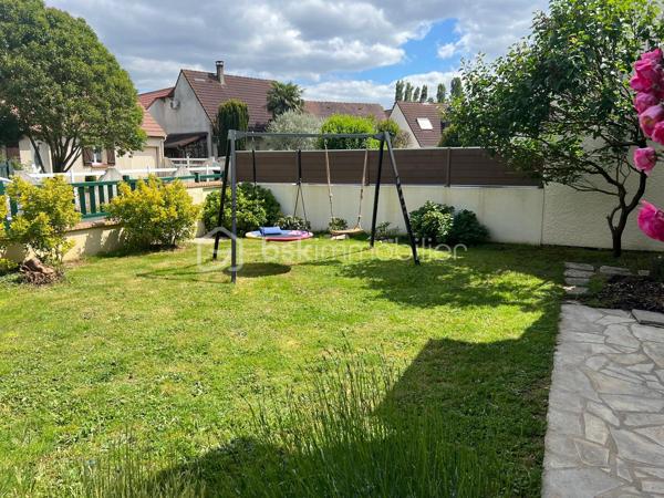 NOUVEAU EN EXCLUSIVITE ! Sur la commune de Pontault-Combault dans un secteur pavillonnaire très calme, venez découvrir cette belle maison familiale de 122m2.
Ecole maternelle/primaire PABLO PICASSO et collège CONDORCET accessibles à pied. Centre-ville accessible à pied en 10min (Boulangerie, gare, pharmacie, Grand frais, Carrefour market…) 

Au rez-de-chaussée : une entrée avec placard, une pièce de vie lumineuse de 39m2 avec accès terrasse et jardin, une cuisine aménagée et équipée, un wc séparé, une chambre de 10m2 (avec salle d’eau privative), une buanderie et un garage de 8,3m2.
A l’étage : un vaste palier avec placards de rangements, une salle d’eau moderne avec wc ainsi que 3 belles chambres (10,8/11,2/16m2).

Les plus : Terrain de 450m2 entièrement clôturé, terrasse de 20m2 côté jardin exposé OUEST, abris de jardin, 2 récupérateurs d’eau sur le côté de la maison avec espace de stockage supplémentaire et 1 place de stationnement entre le portail et le garage.
Fibre, tout à l’égout, fenêtres en double vitrage bois, volets roulants à l’étage, DPE en D !
IDEAL POUR UNE FAMILLE ! SECTEUR TRES AGREABLE ! NE TARDEZ PAS A VENIR VISITER..