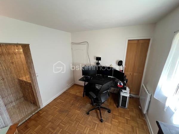 NOUVEAU EN EXCLUSIVITE ! Sur la commune de Pontault-Combault dans un secteur pavillonnaire très calme, venez découvrir cette belle maison familiale de 122m2.
Ecole maternelle/primaire PABLO PICASSO et collège CONDORCET accessibles à pied. Centre-ville accessible à pied en 10min (Boulangerie, gare, pharmacie, Grand frais, Carrefour market…) 

Au rez-de-chaussée : une entrée avec placard, une pièce de vie lumineuse de 39m2 avec accès terrasse et jardin, une cuisine aménagée et équipée, un wc séparé, une chambre de 10m2 (avec salle d’eau privative), une buanderie et un garage de 8,3m2.
A l’étage : un vaste palier avec placards de rangements, une salle d’eau moderne avec wc ainsi que 3 belles chambres (10,8/11,2/16m2).

Les plus : Terrain de 450m2 entièrement clôturé, terrasse de 20m2 côté jardin exposé OUEST, abris de jardin, 2 récupérateurs d’eau sur le côté de la maison avec espace de stockage supplémentaire et 1 place de stationnement entre le portail et le garage.
Fibre, tout à l’égout, fenêtres en double vitrage bois, volets roulants à l’étage, DPE en D !
IDEAL POUR UNE FAMILLE ! SECTEUR TRES AGREABLE ! NE TARDEZ PAS A VENIR VISITER..