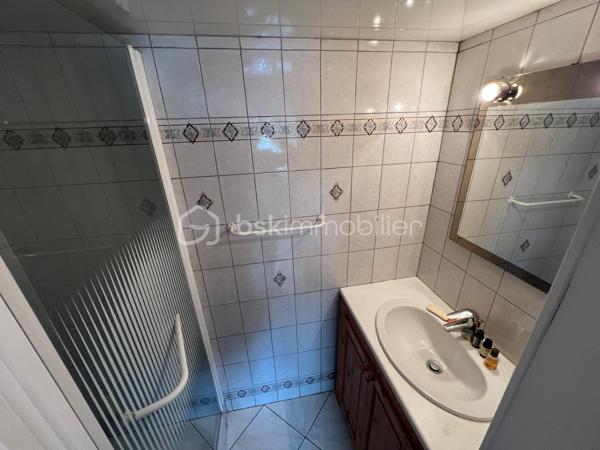 NOUVEAU EN EXCLUSIVITE ! Sur la commune de Pontault-Combault dans un secteur pavillonnaire très calme, venez découvrir cette belle maison familiale de 122m2.
Ecole maternelle/primaire PABLO PICASSO et collège CONDORCET accessibles à pied. Centre-ville accessible à pied en 10min (Boulangerie, gare, pharmacie, Grand frais, Carrefour market…) 

Au rez-de-chaussée : une entrée avec placard, une pièce de vie lumineuse de 39m2 avec accès terrasse et jardin, une cuisine aménagée et équipée, un wc séparé, une chambre de 10m2 (avec salle d’eau privative), une buanderie et un garage de 8,3m2.
A l’étage : un vaste palier avec placards de rangements, une salle d’eau moderne avec wc ainsi que 3 belles chambres (10,8/11,2/16m2).

Les plus : Terrain de 450m2 entièrement clôturé, terrasse de 20m2 côté jardin exposé OUEST, abris de jardin, 2 récupérateurs d’eau sur le côté de la maison avec espace de stockage supplémentaire et 1 place de stationnement entre le portail et le garage.
Fibre, tout à l’égout, fenêtres en double vitrage bois, volets roulants à l’étage, DPE en D !
IDEAL POUR UNE FAMILLE ! SECTEUR TRES AGREABLE ! NE TARDEZ PAS A VENIR VISITER..