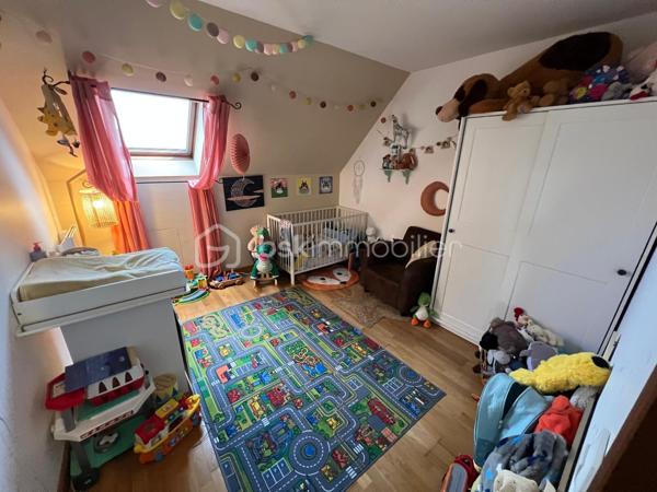 NOUVEAU EN EXCLUSIVITE ! Sur la commune de Pontault-Combault dans un secteur pavillonnaire très calme, venez découvrir cette belle maison familiale de 122m2.
Ecole maternelle/primaire PABLO PICASSO et collège CONDORCET accessibles à pied. Centre-ville accessible à pied en 10min (Boulangerie, gare, pharmacie, Grand frais, Carrefour market…) 

Au rez-de-chaussée : une entrée avec placard, une pièce de vie lumineuse de 39m2 avec accès terrasse et jardin, une cuisine aménagée et équipée, un wc séparé, une chambre de 10m2 (avec salle d’eau privative), une buanderie et un garage de 8,3m2.
A l’étage : un vaste palier avec placards de rangements, une salle d’eau moderne avec wc ainsi que 3 belles chambres (10,8/11,2/16m2).

Les plus : Terrain de 450m2 entièrement clôturé, terrasse de 20m2 côté jardin exposé OUEST, abris de jardin, 2 récupérateurs d’eau sur le côté de la maison avec espace de stockage supplémentaire et 1 place de stationnement entre le portail et le garage.
Fibre, tout à l’égout, fenêtres en double vitrage bois, volets roulants à l’étage, DPE en D !
IDEAL POUR UNE FAMILLE ! SECTEUR TRES AGREABLE ! NE TARDEZ PAS A VENIR VISITER..