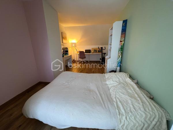 NOUVEAU EN EXCLUSIVITE ! Sur la commune de Pontault-Combault dans un secteur pavillonnaire très calme, venez découvrir cette belle maison familiale de 122m2.
Ecole maternelle/primaire PABLO PICASSO et collège CONDORCET accessibles à pied. Centre-ville accessible à pied en 10min (Boulangerie, gare, pharmacie, Grand frais, Carrefour market…) 

Au rez-de-chaussée : une entrée avec placard, une pièce de vie lumineuse de 39m2 avec accès terrasse et jardin, une cuisine aménagée et équipée, un wc séparé, une chambre de 10m2 (avec salle d’eau privative), une buanderie et un garage de 8,3m2.
A l’étage : un vaste palier avec placards de rangements, une salle d’eau moderne avec wc ainsi que 3 belles chambres (10,8/11,2/16m2).

Les plus : Terrain de 450m2 entièrement clôturé, terrasse de 20m2 côté jardin exposé OUEST, abris de jardin, 2 récupérateurs d’eau sur le côté de la maison avec espace de stockage supplémentaire et 1 place de stationnement entre le portail et le garage.
Fibre, tout à l’égout, fenêtres en double vitrage bois, volets roulants à l’étage, DPE en D !
IDEAL POUR UNE FAMILLE ! SECTEUR TRES AGREABLE ! NE TARDEZ PAS A VENIR VISITER..
