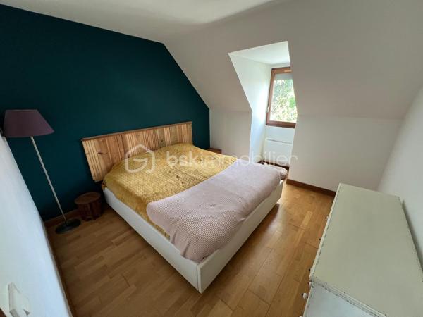 NOUVEAU EN EXCLUSIVITE ! Sur la commune de Pontault-Combault dans un secteur pavillonnaire très calme, venez découvrir cette belle maison familiale de 122m2.
Ecole maternelle/primaire PABLO PICASSO et collège CONDORCET accessibles à pied. Centre-ville accessible à pied en 10min (Boulangerie, gare, pharmacie, Grand frais, Carrefour market…) 

Au rez-de-chaussée : une entrée avec placard, une pièce de vie lumineuse de 39m2 avec accès terrasse et jardin, une cuisine aménagée et équipée, un wc séparé, une chambre de 10m2 (avec salle d’eau privative), une buanderie et un garage de 8,3m2.
A l’étage : un vaste palier avec placards de rangements, une salle d’eau moderne avec wc ainsi que 3 belles chambres (10,8/11,2/16m2).

Les plus : Terrain de 450m2 entièrement clôturé, terrasse de 20m2 côté jardin exposé OUEST, abris de jardin, 2 récupérateurs d’eau sur le côté de la maison avec espace de stockage supplémentaire et 1 place de stationnement entre le portail et le garage.
Fibre, tout à l’égout, fenêtres en double vitrage bois, volets roulants à l’étage, DPE en D !
IDEAL POUR UNE FAMILLE ! SECTEUR TRES AGREABLE ! NE TARDEZ PAS A VENIR VISITER..