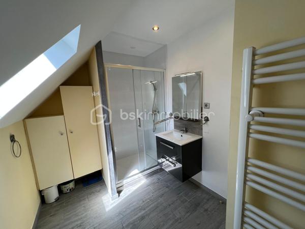 NOUVEAU EN EXCLUSIVITE ! Sur la commune de Pontault-Combault dans un secteur pavillonnaire très calme, venez découvrir cette belle maison familiale de 122m2.
Ecole maternelle/primaire PABLO PICASSO et collège CONDORCET accessibles à pied. Centre-ville accessible à pied en 10min (Boulangerie, gare, pharmacie, Grand frais, Carrefour market…) 

Au rez-de-chaussée : une entrée avec placard, une pièce de vie lumineuse de 39m2 avec accès terrasse et jardin, une cuisine aménagée et équipée, un wc séparé, une chambre de 10m2 (avec salle d’eau privative), une buanderie et un garage de 8,3m2.
A l’étage : un vaste palier avec placards de rangements, une salle d’eau moderne avec wc ainsi que 3 belles chambres (10,8/11,2/16m2).

Les plus : Terrain de 450m2 entièrement clôturé, terrasse de 20m2 côté jardin exposé OUEST, abris de jardin, 2 récupérateurs d’eau sur le côté de la maison avec espace de stockage supplémentaire et 1 place de stationnement entre le portail et le garage.
Fibre, tout à l’égout, fenêtres en double vitrage bois, volets roulants à l’étage, DPE en D !
IDEAL POUR UNE FAMILLE ! SECTEUR TRES AGREABLE ! NE TARDEZ PAS A VENIR VISITER..