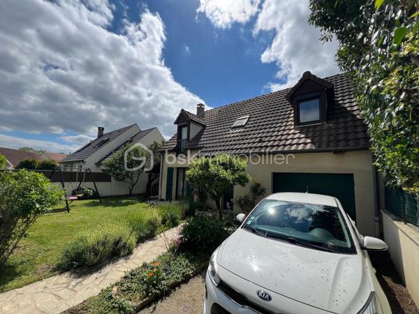 NOUVEAU EN EXCLUSIVITE ! Sur la commune de Pontault-Combault dans un secteur pavillonnaire très calme, venez découvrir cette belle maison familiale de 122m2.
Ecole maternelle/primaire PABLO PICASSO et collège CONDORCET accessibles à pied. Centre-ville accessible à pied en 10min (Boulangerie, gare, pharmacie, Grand frais, Carrefour market…) 

Au rez-de-chaussée : une entrée avec placard, une pièce de vie lumineuse de 39m2 avec accès terrasse et jardin, une cuisine aménagée et équipée, un wc séparé, une chambre de 10m2 (avec salle d’eau privative), une buanderie et un garage de 8,3m2.
A l’étage : un vaste palier avec placards de rangements, une salle d’eau moderne avec wc ainsi que 3 belles chambres (10,8/11,2/16m2).

Les plus : Terrain de 450m2 entièrement clôturé, terrasse de 20m2 côté jardin exposé OUEST, abris de jardin, 2 récupérateurs d’eau sur le côté de la maison avec espace de stockage supplémentaire et 1 place de stationnement entre le portail et le garage.
Fibre, tout à l’égout, fenêtres en double vitrage bois, volets roulants à l’étage, DPE en D !
IDEAL POUR UNE FAMILLE ! SECTEUR TRES AGREABLE ! NE TARDEZ PAS A VENIR VISITER..