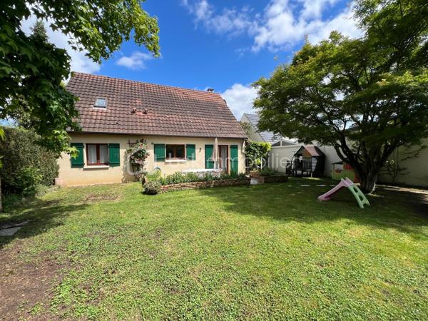 NOUVEAU EN EXCLUSIVITE ! Sur la commune de Pontault-Combault dans un secteur pavillonnaire très calme, venez découvrir cette belle maison familiale de 122m2.
Ecole maternelle/primaire PABLO PICASSO et collège CONDORCET accessibles à pied. Centre-ville accessible à pied en 10min (Boulangerie, gare, pharmacie, Grand frais, Carrefour market…) 

Au rez-de-chaussée : une entrée avec placard, une pièce de vie lumineuse de 39m2 avec accès terrasse et jardin, une cuisine aménagée et équipée, un wc séparé, une chambre de 10m2 (avec salle d’eau privative), une buanderie et un garage de 8,3m2.
A l’étage : un vaste palier avec placards de rangements, une salle d’eau moderne avec wc ainsi que 3 belles chambres (10,8/11,2/16m2).

Les plus : Terrain de 450m2 entièrement clôturé, terrasse de 20m2 côté jardin exposé OUEST, abris de jardin, 2 récupérateurs d’eau sur le côté de la maison avec espace de stockage supplémentaire et 1 place de stationnement entre le portail et le garage.
Fibre, tout à l’égout, fenêtres en double vitrage bois, volets roulants à l’étage, DPE en D !
IDEAL POUR UNE FAMILLE ! SECTEUR TRES AGREABLE ! NE TARDEZ PAS A VENIR VISITER..