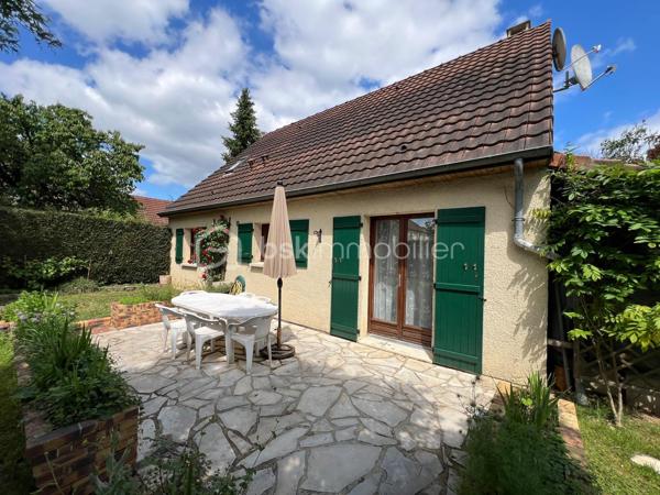NOUVEAU EN EXCLUSIVITE ! Sur la commune de Pontault-Combault dans un secteur pavillonnaire très calme, venez découvrir cette belle maison familiale de 122m2.
Ecole maternelle/primaire PABLO PICASSO et collège CONDORCET accessibles à pied. Centre-ville accessible à pied en 10min (Boulangerie, gare, pharmacie, Grand frais, Carrefour market…) 

Au rez-de-chaussée : une entrée avec placard, une pièce de vie lumineuse de 39m2 avec accès terrasse et jardin, une cuisine aménagée et équipée, un wc séparé, une chambre de 10m2 (avec salle d’eau privative), une buanderie et un garage de 8,3m2.
A l’étage : un vaste palier avec placards de rangements, une salle d’eau moderne avec wc ainsi que 3 belles chambres (10,8/11,2/16m2).

Les plus : Terrain de 450m2 entièrement clôturé, terrasse de 20m2 côté jardin exposé OUEST, abris de jardin, 2 récupérateurs d’eau sur le côté de la maison avec espace de stockage supplémentaire et 1 place de stationnement entre le portail et le garage.
Fibre, tout à l’égout, fenêtres en double vitrage bois, volets roulants à l’étage, DPE en D !
IDEAL POUR UNE FAMILLE ! SECTEUR TRES AGREABLE ! NE TARDEZ PAS A VENIR VISITER..