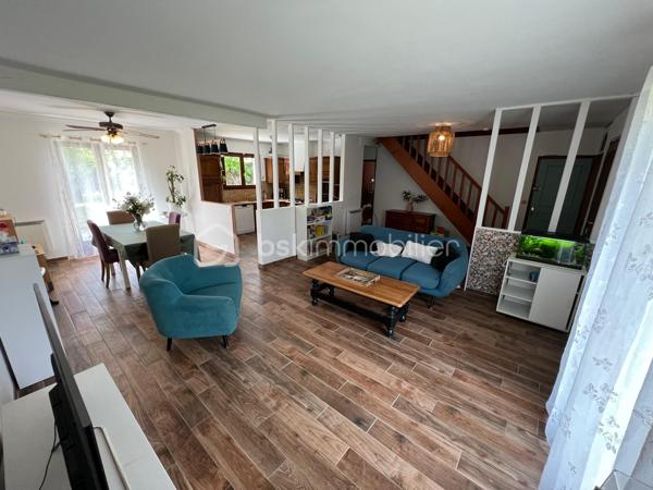 NOUVEAU EN EXCLUSIVITE ! Sur la commune de Pontault-Combault dans un secteur pavillonnaire très calme, venez découvrir cette belle maison familiale de 122m2.
Ecole maternelle/primaire PABLO PICASSO et collège CONDORCET accessibles à pied. Centre-ville accessible à pied en 10min (Boulangerie, gare, pharmacie, Grand frais, Carrefour market…) 

Au rez-de-chaussée : une entrée avec placard, une pièce de vie lumineuse de 39m2 avec accès terrasse et jardin, une cuisine aménagée et équipée, un wc séparé, une chambre de 10m2 (avec salle d’eau privative), une buanderie et un garage de 8,3m2.
A l’étage : un vaste palier avec placards de rangements, une salle d’eau moderne avec wc ainsi que 3 belles chambres (10,8/11,2/16m2).

Les plus : Terrain de 450m2 entièrement clôturé, terrasse de 20m2 côté jardin exposé OUEST, abris de jardin, 2 récupérateurs d’eau sur le côté de la maison avec espace de stockage supplémentaire et 1 place de stationnement entre le portail et le garage.
Fibre, tout à l’égout, fenêtres en double vitrage bois, volets roulants à l’étage, DPE en D !
IDEAL POUR UNE FAMILLE ! SECTEUR TRES AGREABLE ! NE TARDEZ PAS A VENIR VISITER..