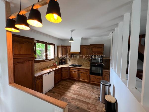NOUVEAU EN EXCLUSIVITE ! Sur la commune de Pontault-Combault dans un secteur pavillonnaire très calme, venez découvrir cette belle maison familiale de 122m2.
Ecole maternelle/primaire PABLO PICASSO et collège CONDORCET accessibles à pied. Centre-ville accessible à pied en 10min (Boulangerie, gare, pharmacie, Grand frais, Carrefour market…) 

Au rez-de-chaussée : une entrée avec placard, une pièce de vie lumineuse de 39m2 avec accès terrasse et jardin, une cuisine aménagée et équipée, un wc séparé, une chambre de 10m2 (avec salle d’eau privative), une buanderie et un garage de 8,3m2.
A l’étage : un vaste palier avec placards de rangements, une salle d’eau moderne avec wc ainsi que 3 belles chambres (10,8/11,2/16m2).

Les plus : Terrain de 450m2 entièrement clôturé, terrasse de 20m2 côté jardin exposé OUEST, abris de jardin, 2 récupérateurs d’eau sur le côté de la maison avec espace de stockage supplémentaire et 1 place de stationnement entre le portail et le garage.
Fibre, tout à l’égout, fenêtres en double vitrage bois, volets roulants à l’étage, DPE en D !
IDEAL POUR UNE FAMILLE ! SECTEUR TRES AGREABLE ! NE TARDEZ PAS A VENIR VISITER..