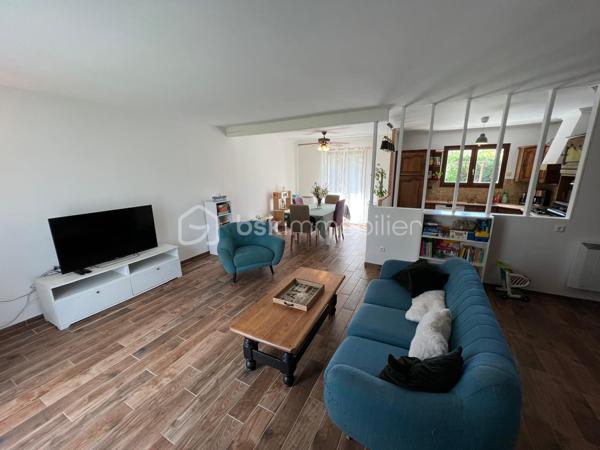 NOUVEAU EN EXCLUSIVITE ! Sur la commune de Pontault-Combault dans un secteur pavillonnaire très calme, venez découvrir cette belle maison familiale de 122m2.
Ecole maternelle/primaire PABLO PICASSO et collège CONDORCET accessibles à pied. Centre-ville accessible à pied en 10min (Boulangerie, gare, pharmacie, Grand frais, Carrefour market…) 

Au rez-de-chaussée : une entrée avec placard, une pièce de vie lumineuse de 39m2 avec accès terrasse et jardin, une cuisine aménagée et équipée, un wc séparé, une chambre de 10m2 (avec salle d’eau privative), une buanderie et un garage de 8,3m2.
A l’étage : un vaste palier avec placards de rangements, une salle d’eau moderne avec wc ainsi que 3 belles chambres (10,8/11,2/16m2).

Les plus : Terrain de 450m2 entièrement clôturé, terrasse de 20m2 côté jardin exposé OUEST, abris de jardin, 2 récupérateurs d’eau sur le côté de la maison avec espace de stockage supplémentaire et 1 place de stationnement entre le portail et le garage.
Fibre, tout à l’égout, fenêtres en double vitrage bois, volets roulants à l’étage, DPE en D !
IDEAL POUR UNE FAMILLE ! SECTEUR TRES AGREABLE ! NE TARDEZ PAS A VENIR VISITER..