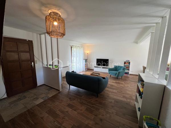 NOUVEAU EN EXCLUSIVITE ! Sur la commune de Pontault-Combault dans un secteur pavillonnaire très calme, venez découvrir cette belle maison familiale de 122m2.
Ecole maternelle/primaire PABLO PICASSO et collège CONDORCET accessibles à pied. Centre-ville accessible à pied en 10min (Boulangerie, gare, pharmacie, Grand frais, Carrefour market…) 

Au rez-de-chaussée : une entrée avec placard, une pièce de vie lumineuse de 39m2 avec accès terrasse et jardin, une cuisine aménagée et équipée, un wc séparé, une chambre de 10m2 (avec salle d’eau privative), une buanderie et un garage de 8,3m2.
A l’étage : un vaste palier avec placards de rangements, une salle d’eau moderne avec wc ainsi que 3 belles chambres (10,8/11,2/16m2).

Les plus : Terrain de 450m2 entièrement clôturé, terrasse de 20m2 côté jardin exposé OUEST, abris de jardin, 2 récupérateurs d’eau sur le côté de la maison avec espace de stockage supplémentaire et 1 place de stationnement entre le portail et le garage.
Fibre, tout à l’égout, fenêtres en double vitrage bois, volets roulants à l’étage, DPE en D !
IDEAL POUR UNE FAMILLE ! SECTEUR TRES AGREABLE ! NE TARDEZ PAS A VENIR VISITER..