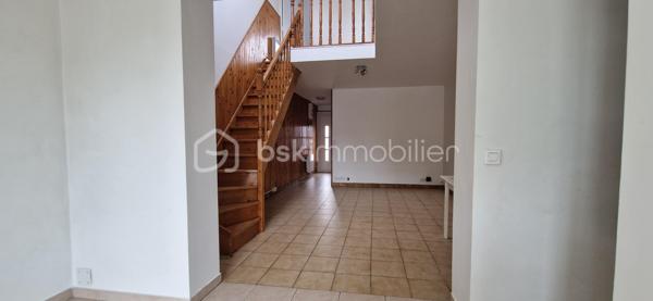 Description :
Découvrez cette agréable maison individuelle de 57 m2 à fort potentiel, offrant un cadre de vie paisible et de beaux volumes. Idéalement agencée, elle saura vous séduire par son charme authentique avec son habillage en bois et ses extérieurs parfaitement aménagés pour les beaux jours.
Les Atouts de la Maison :

-Rez-de-chaussée spacieux et lumineux : Un grand salon/séjour 30m2 traversant lumineux avec un bel escalier en bois, offrant un espace de vie convivial. Le sol est entièrement carrelé pour un entretien facile et un WC indépendant.
Une salle d'eau avec douche à l'italienne et un lavabo.

-Cuisine : Une cuisine fonctionnelle équipée de plaques de cuisson, d'un évier et d'un comptoir d'appoint/mange-debout, le tout souligné par un habillage mural en bois chaleureux.

-Espace Nuit à l'étage : Accessible par un escalier en bois, vous y trouverez un palier desservant une chambre de 15 m2 mansardée lumineuse avec fenêtre de toit (Velux) et un parquet flottant.

-Sanitaires : Une salle de bains avec WC de 4 m2 située à l'étage, équipée d'un lavabo sur colonne et bénéficiant d'une ouverture Velux.

-Côté Extérieur :

 À l'arrière : Une superbe terrasse en béton lissé (idéale pour une table ou un salon de jardin) donnant directement sur un coin de verdure entièrement clos par des panneaux rigides en composite pour une intimité totale.
 À l'avant : Une cour d'entrée entièrement carrelée et sécurisée par une clôture moderne, accueillant une porte d'entrée contemporaine en aluminium gris anthracite et un volet roulant motorisé assortis.
La maison est mitoyenne de deux côtés.
Proche de tous commerces et transports