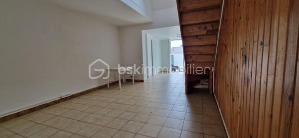 Description :
Découvrez cette agréable maison individuelle de 57 m2 à fort potentiel, offrant un cadre de vie paisible et de beaux volumes. Idéalement agencée, elle saura vous séduire par son charme authentique avec son habillage en bois et ses extérieurs parfaitement aménagés pour les beaux jours.
Les Atouts de la Maison :

-Rez-de-chaussée spacieux et lumineux : Un grand salon/séjour 30m2 traversant lumineux avec un bel escalier en bois, offrant un espace de vie convivial. Le sol est entièrement carrelé pour un entretien facile et un WC indépendant.
Une salle d'eau avec douche à l'italienne et un lavabo.

-Cuisine : Une cuisine fonctionnelle équipée de plaques de cuisson, d'un évier et d'un comptoir d'appoint/mange-debout, le tout souligné par un habillage mural en bois chaleureux.

-Espace Nuit à l'étage : Accessible par un escalier en bois, vous y trouverez un palier desservant une chambre de 15 m2 mansardée lumineuse avec fenêtre de toit (Velux) et un parquet flottant.

-Sanitaires : Une salle de bains avec WC de 4 m2 située à l'étage, équipée d'un lavabo sur colonne et bénéficiant d'une ouverture Velux.

-Côté Extérieur :

 À l'arrière : Une superbe terrasse en béton lissé (idéale pour une table ou un salon de jardin) donnant directement sur un coin de verdure entièrement clos par des panneaux rigides en composite pour une intimité totale.
 À l'avant : Une cour d'entrée entièrement carrelée et sécurisée par une clôture moderne, accueillant une porte d'entrée contemporaine en aluminium gris anthracite et un volet roulant motorisé assortis.
La maison est mitoyenne de deux côtés.
Proche de tous commerces et transports